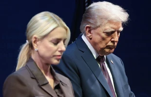 El presidente de Estados Unidos, Donald Trump, inclina la cabeza en oración junto con la procuradora general Pam Bondi en el Museo de la Biblia, el 8 de septiembre de 2025, en Washington, D.C. Trump se encabezó a la Comisión de Libertad Religiosa de la Casa Blanca durante el evento. Crédito: Win McNamee/Getty Images.
