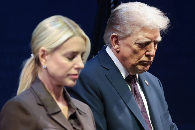 Donald Trump, inclina la cabeza en oración junto con la procuradora general Pam Bondi en el Museo de la Biblia