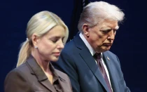 El presidente de Estados Unidos, Donald Trump, inclina la cabeza en oración junto con la procuradora general Pam Bondi en el Museo de la Biblia, el 8 de septiembre de 2025, en Washington, D.C. Trump se encabezó a la Comisión de Libertad Religiosa de la Casa Blanca durante el evento.