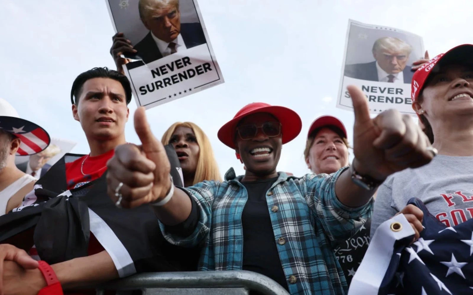 Simpatizantes del expresidente Donald Trump observan mientras éste realiza un mitin en el distrito históricamente demócrata del sur del Bronx el 23 de mayo de 2024, en la ciudad de Nueva York (Estados Unidos).?w=200&h=150