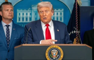El presidente Donald Trump ofrece una rueda de prensa con el secretario de Defensa, Pete Hegseth, en agosto de 2025. | Crédito: Joey Sussman - Shutterstock