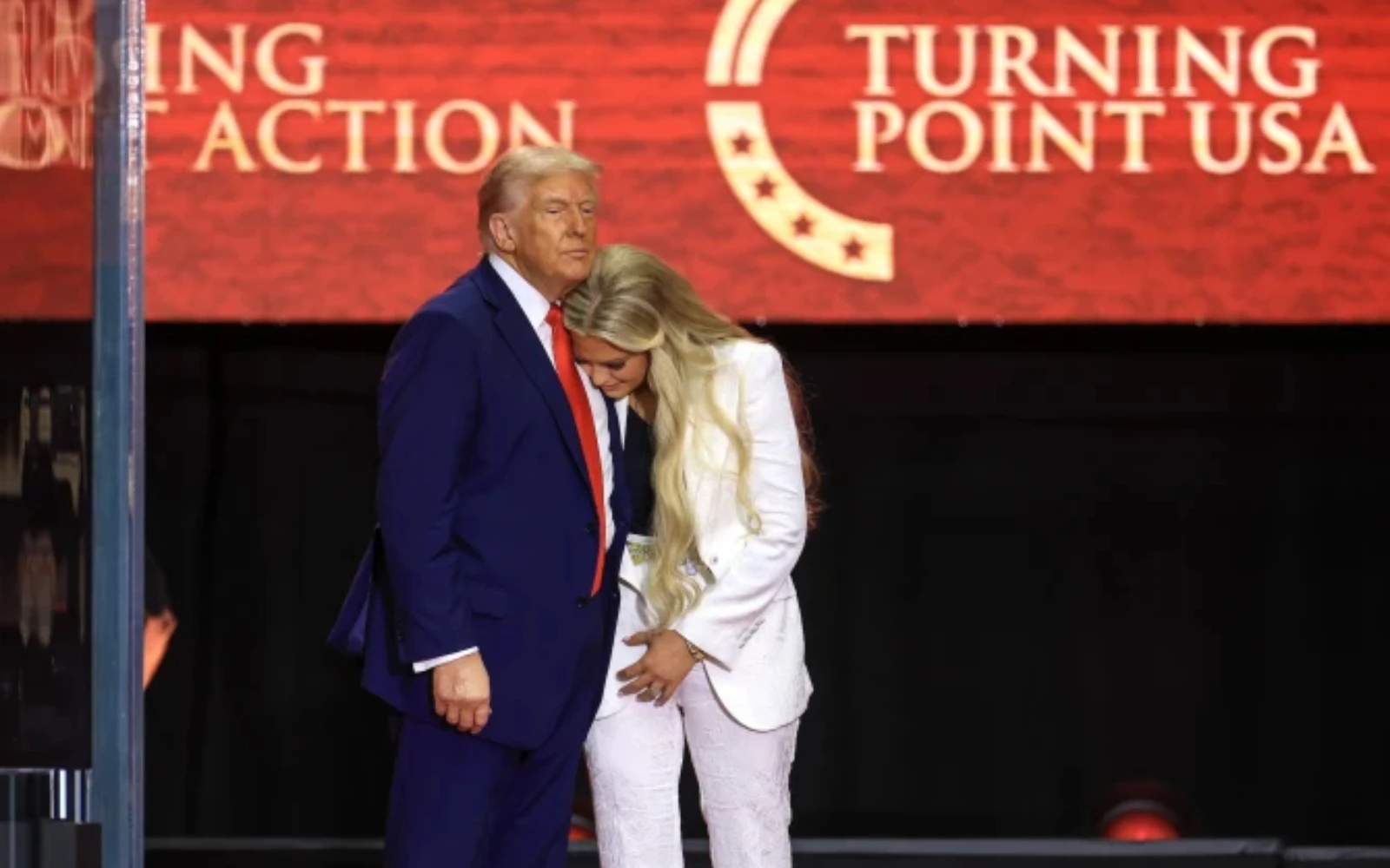 Erika Kirk abraza al presidente estadounidense Donald Trump al final del servicio conmemorativo en honor a Charlie Kirk en Glendale, Arizona, el 21 de septiembre de 2025.?w=200&h=150