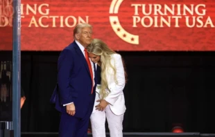 Erika Kirk abraza al presidente estadounidense Donald Trump al final del servicio conmemorativo en honor a Charlie Kirk en Glendale, Arizona, el 21 de septiembre de 2025. Crédito: Joe Raedle/Getty Images
