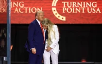 Erika Kirk abraza al presidente estadounidense Donald Trump al final del servicio conmemorativo en honor a Charlie Kirk en Glendale, Arizona, el 21 de septiembre de 2025.