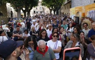 Multitudes acuden a rezar ante la tumba de Carlo Acutis, en la iglesia de Santa María la Mayor de Asís, Italia, durante el fin de semana de su canonización, el 7 de septiembre de 2025. Crédito: Diócesis de Asís