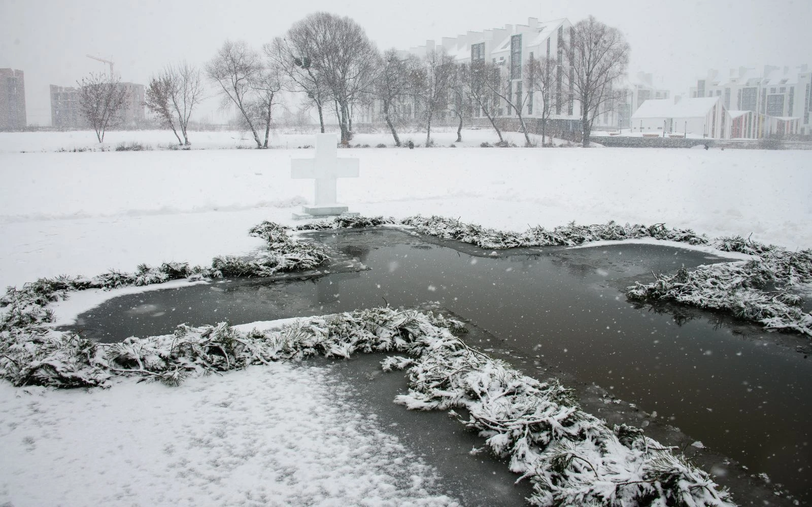 Tradicional agujero en forma de cruz hecho en la nieve, en el que luego se acostumbran bañar cristianos católicos y ortodoxos durante la celebración de la Epifanía.?w=200&h=150