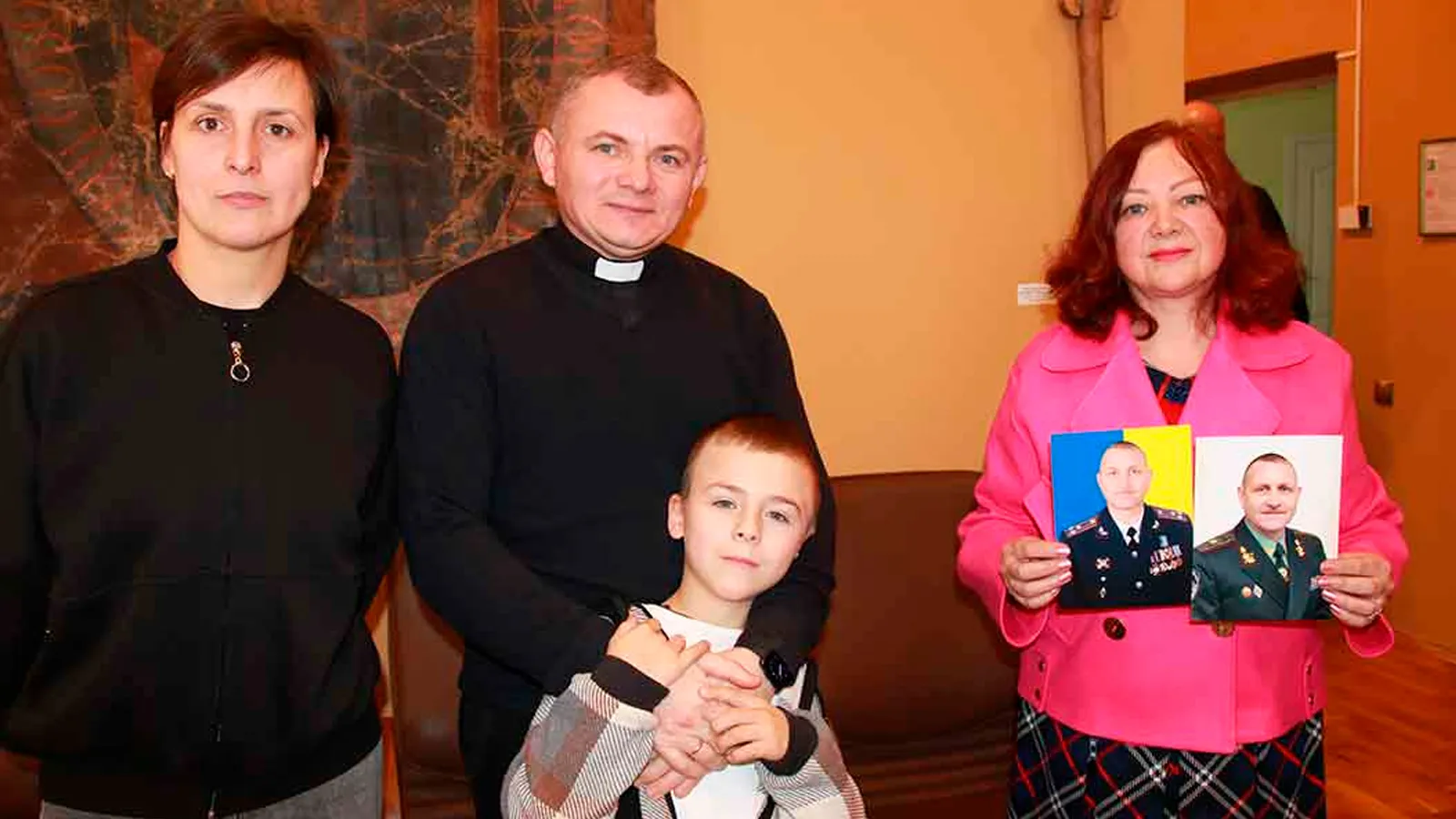 El P. Andrzej, capellán militar, con Olha (izquierda), su hijo de 6 años, y Nadiya (derecha).?w=200&h=150