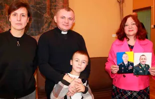 El P. Andrzej, capellán militar, con Olha (izquierda), su hijo de 6 años, y Nadiya (derecha). Crédito: ACN.