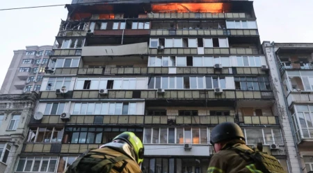 Bomberos trabajan durante un ataque en (Kiev) Ucrania