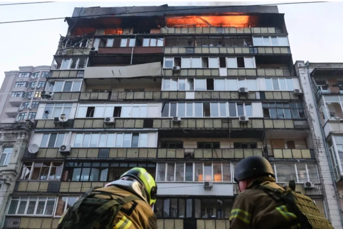 Bomberos trabajan durante un ataque en (Kiev) Ucrania