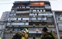 Bomberos trabajan durante un ataque en (Kiev) Ucrania