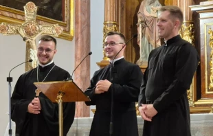 Tres sacerdotes ucranianos deleitan con su música sacra a fieles en España. Crédito: Diócesis de Segorbe-Castellón.