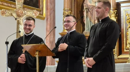 Tres sacerdotes ucranianos deleitan con su música sacra a fieles en España.
