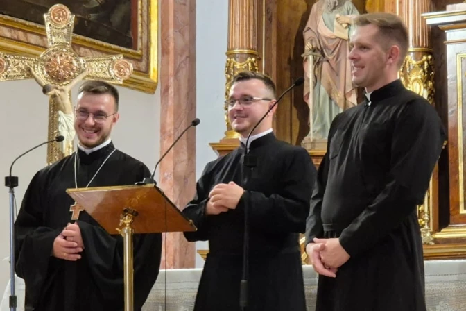 Tres sacerdotes ucranianos deleitan con su música sacra a fieles en España.