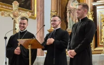 Tres sacerdotes ucranianos deleitan con su música sacra a fieles en España.