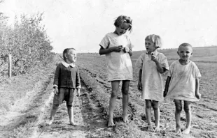 Los niños de la familia Ulma en el campo. Archivo Judío del Instituto de Historia (AŻIH), KUL, Ulmowie.pl, muzeumulmow.pl