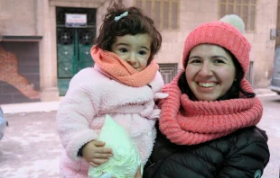 Una de las familias beneficiadas con la campaña "Dona una gota de leche". Crédito: ACN.