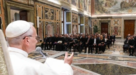 El Papa León XIV se dirige a representantes de universidades católicas de Hispanoamérica.