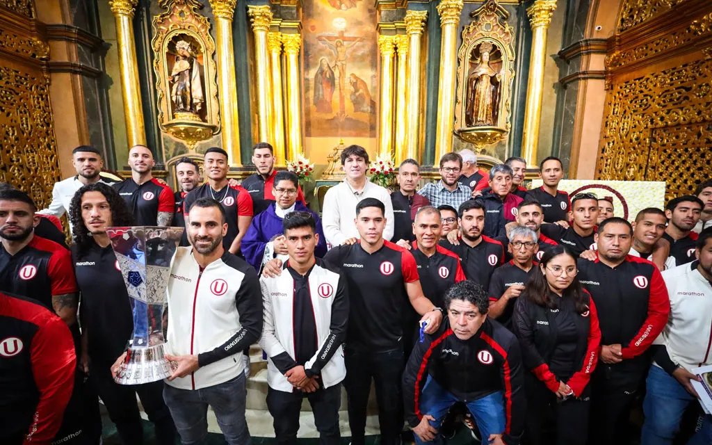 Miembros del club Universitario de Deportes en el Santuario de las Nazarenas, ante la imagen del Señor de los Milagros.?w=200&h=150