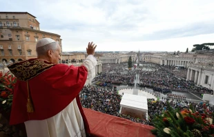 Papa León XIV impartiendo la bendición Urbi et Orbi el 25 de diciembre de 2025. Crédito: Vatican Media