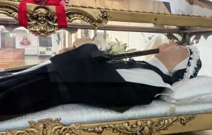 Urna con el cuerpo incorrupto de la Beata María de San José. El rostro y las manos están cubiertos con mascarillas para preservarlos. Crédito: Hermanas Agustinas Recoletas del Corazón de Jesús