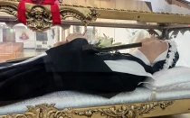 Urna con el cuerpo incorrupto de la Beata María de San José. El rostro y las manos están cubiertos con mascarillas para preservarlos.