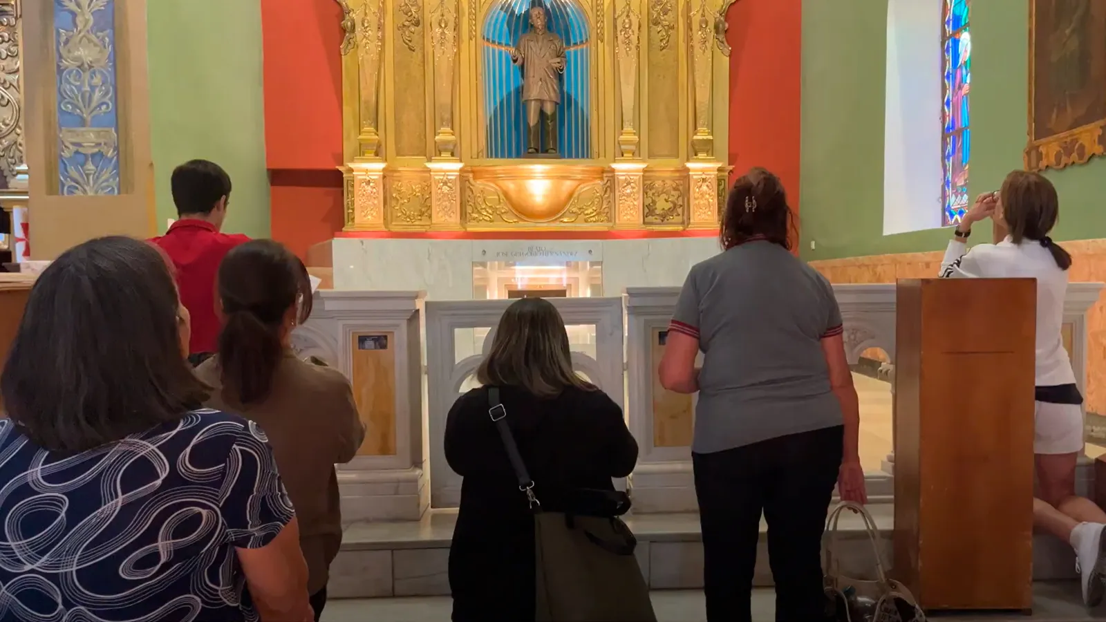 Fieles rezando frente al altar donde reposan las reliquias del Beato José Gregorio Hernández en la Iglesia de Nuestra Señora de la Candelaria (Caracas).?w=200&h=150