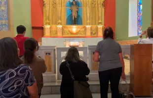 Fieles rezando frente al altar donde reposan las reliquias del Beato José Gregorio Hernández en la Iglesia de Nuestra Señora de la Candelaria (Caracas). Crédito: Andrés Henríquez / ACI Prensa.