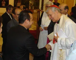 Cardenal Jorge Urosa saluda al cuerpo diplomático al final de la Misa