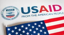 logo de USAID y bandera de Estados Unidos