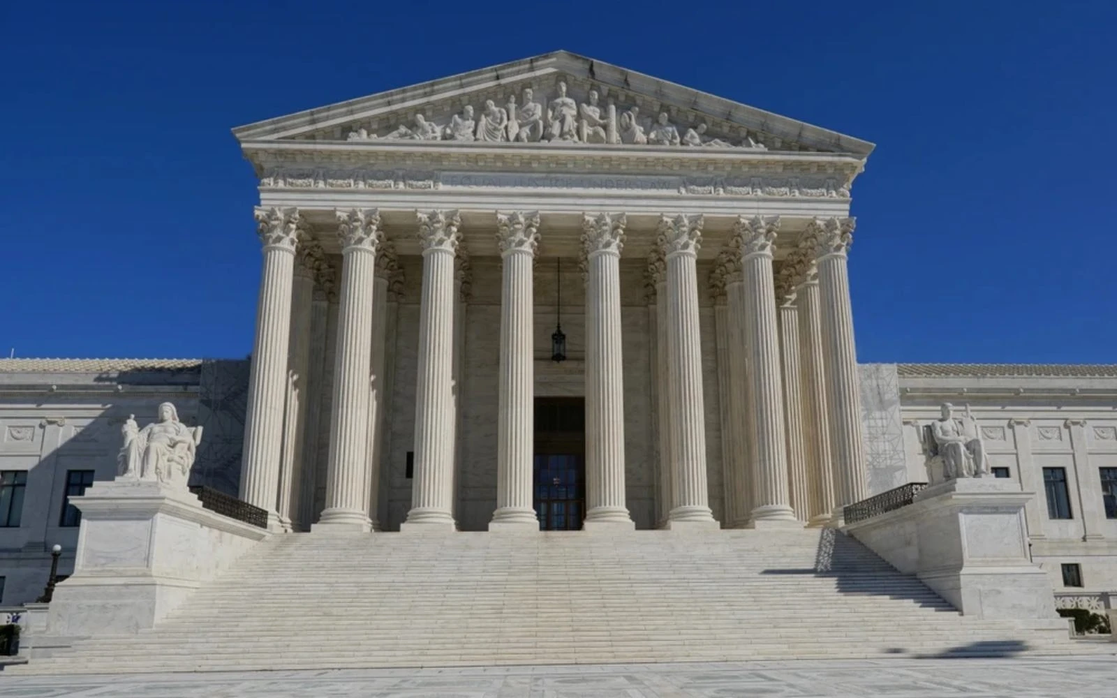 La Corte Suprema de Estados Unidos el 27 de junio de 2025 falló que los padres de Maryland pueden excluirse de lecciones con temática LGBT en las escuelas públicas, respaldando su derecho al libre ejercicio de sus respectivas religiones.?w=200&h=150