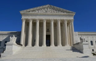 La Corte Suprema de Estados Unidos el 27 de junio de 2025 falló que los padres de Maryland pueden excluirse de lecciones con temática LGBT en las escuelas públicas, respaldando su derecho al libre ejercicio de sus respectivas religiones. Crédito: PT Hamilton/Shutterstock.