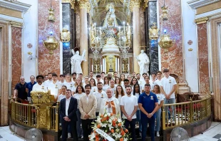 El Valencia C.F. deja una ofrenda floral a la Virgen de los Desamparados. Crédito: A.Sáiz/ Delegación Medios Comunicación Arzobispado Valencia.