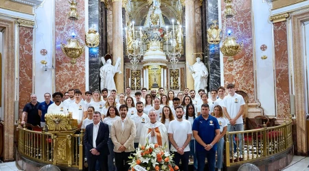 El Valencia C.F. deja una ofrenda floral a la Virgen de los Desamparados. 08082025