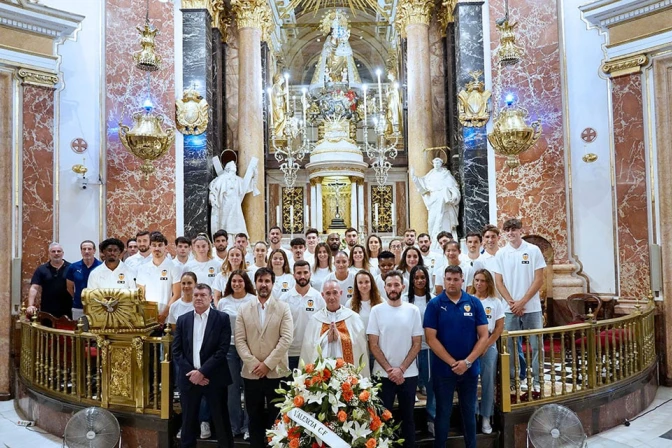 El Valencia C.F. deja una ofrenda floral a la Virgen de los Desamparados. 08082025
