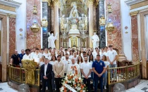 El Valencia C.F. deja una ofrenda floral a la Virgen de los Desamparados.