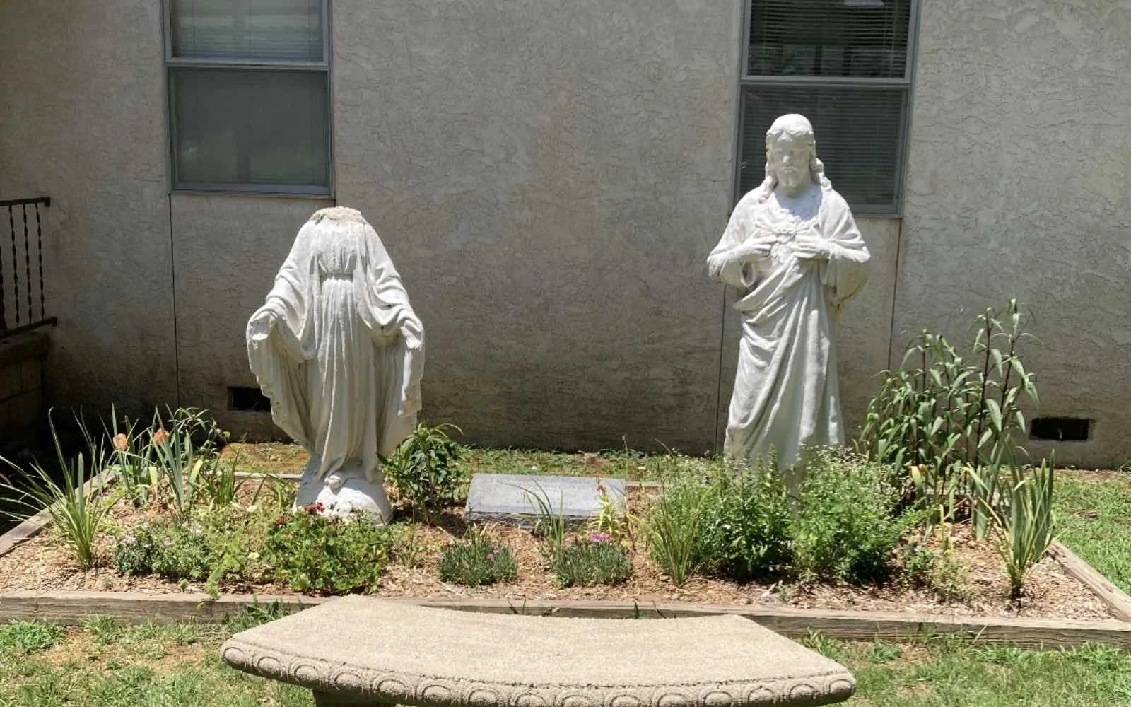 Una estatua vandalizada de María, Madre de Dios, en la parroquia St. Leo en Hartford, Arkansas (Estados Unidos), en julio de 2024.?w=200&h=150