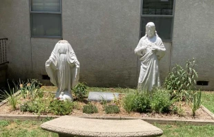 Una estatua vandalizada de María, Madre de Dios, en la parroquia St. Leo en Hartford, Arkansas (Estados Unidos), en julio de 2024. Crédito: P. Joseph Chan.