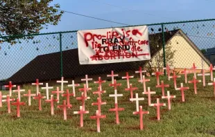 Vandalismo de una exhibición provida frente a la iglesia St. Paul en Fenton, Missouri, el 3 de octubre de 2023. Crédito: Cortesía de Katherine Burns