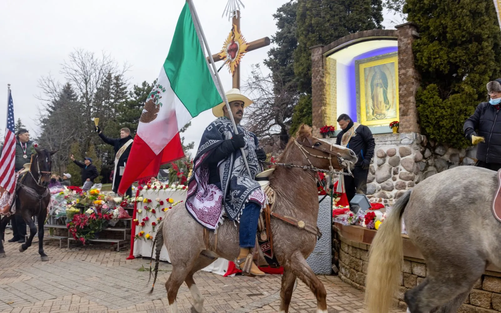 Los vaqueros rindieron homenaje a la Virgen de Guadalupe. Algunos de ellos llevaban banderas de México y Estados Unidos.?w=200&h=150