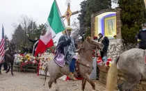 Los vaqueros rindieron homenaje a la Virgen de Guadalupe. Algunos de ellos llevaban banderas de México y Estados Unidos.