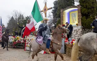 Los vaqueros rindieron homenaje a la Virgen de Guadalupe. Algunos de ellos llevaban banderas de México y Estados Unidos. Crédito: Facebook del Santuario de Nuestra Señora de Guadalupe en Chicago.