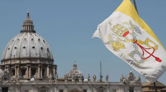 Bandera del Vaticano en la Plaza de San Pedro.