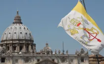Bandera del Vaticano en la Plaza de San Pedro.