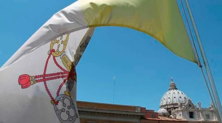 Una bandera del Vaticano ondea sobre la cúpula de la Basílica de San Pedro.