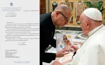 La carta de felicitación del Vaticano a la diócesis de Palm Beach / El P. Duván Bermúdez entrega al Papa Francisco una copia del plan pastoral "Evangelicemos todos".