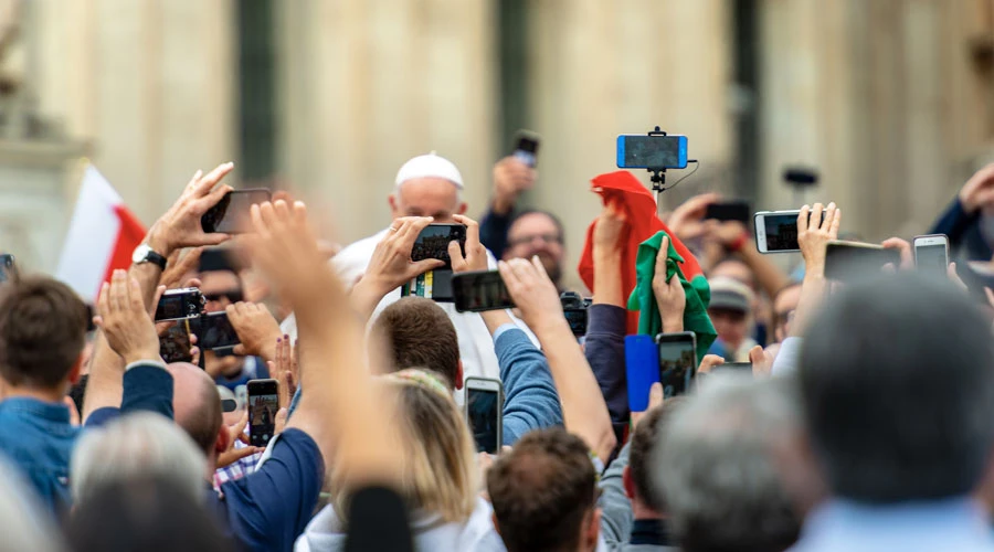 El Papa Francisco en el Vaticano rodeado por personas con sus celulares. Crédito: Shutterstock / Alberto Masnovo?w=200&h=150