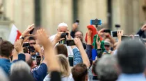 El Papa Francisco en el Vaticano rodeado por personas con sus celulares. Crédito: Shutterstock / Alberto Masnovo