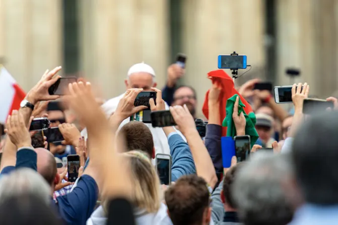 Entre "influencers" y testigos: El Vaticano publica documento sobre uso de redes sociales