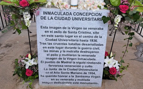 Placa conmemorativa restaurada de la colocación de la Virgen Blanca de Moncloa (Madrid). Crédito: Nicolás de Cárdenas / ACI Prensa.